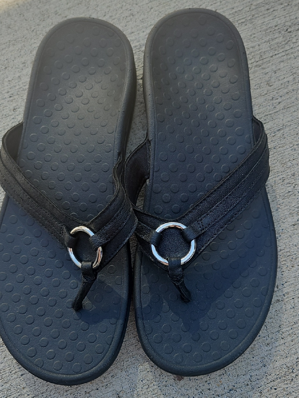 Vionic Tide Aloe  Black Leather Casual Flip Flop Sandals with Silver Ring Accent
